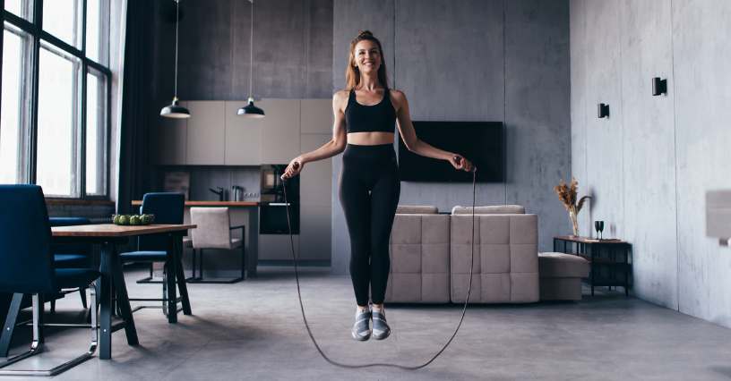 Una donna sta saltando la corda in un salotto moderno