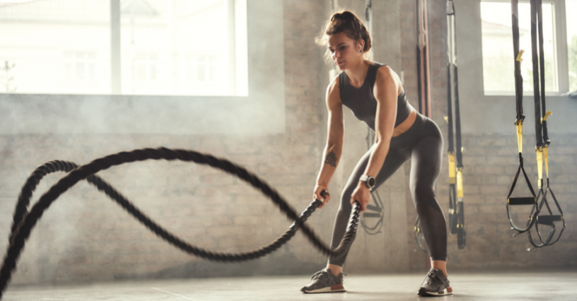 Atleta utilizza corde fitness in allenamento intensivo