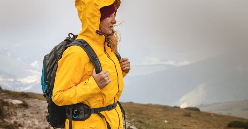 Persona indossa una giacca da trekking in montagna