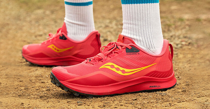 Scarpe da corsa su un sentiero sterrato per il trail running