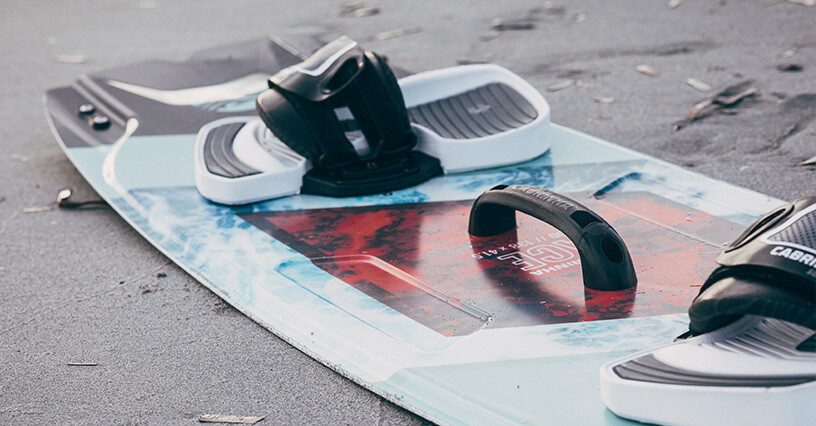 Tavola da kitesurf appoggiata sulla sabbia