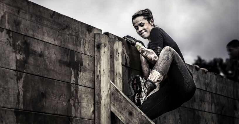 Una persona supera un ostacolo in una gara di corsa ad ostacoli