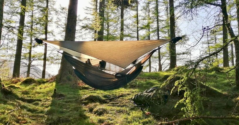 Amaca da campeggio sospesa tra gli alberi in una foresta