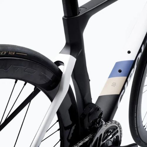 Bici da corsa Cipollini BOND2 DB 22-RED AXS-BORA WTO 45-SUPERZERO CARB carbonio bianco/blu beige opaco