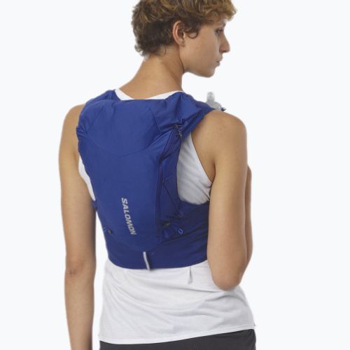 Il set di gilet da corsa Salomon ADV Skin 12 naviga sul web