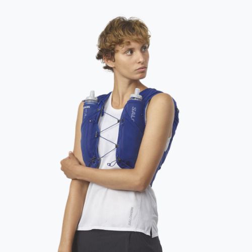 Il set di gilet da corsa Salomon ADV Skin 12 naviga sul web