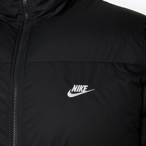 Giacca Nike Sportswer Club Puffer isolata uomo nero/bianco