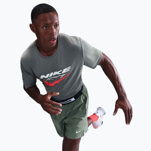 Maglietta da corsa Nike Miler Dri-Fit UV grigio fumo da uomo