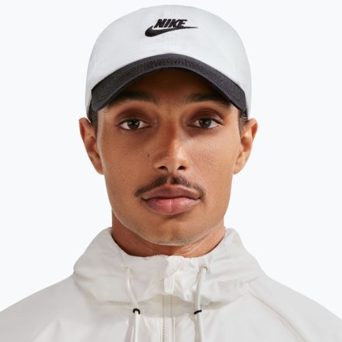 Cappellino con visiera Nike Club Unstructured Futura Wash white/black/black