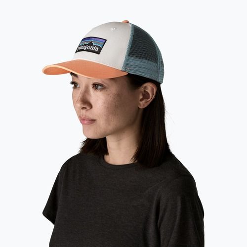 Cappellino con visiera Patagonia P-6 Logo LoPro Trucker white w/peach sherbet