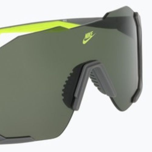Occhiali da sole Nike Charged Shield matte smoke grey/green