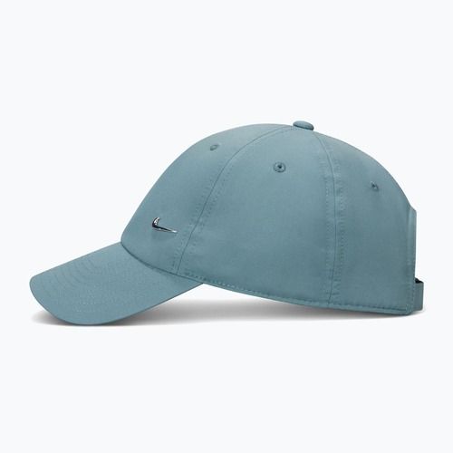 Cappellino con visiera Nike Dri-Fit Club Unstructured Metal Swoosh Mineral slate/metallic silver