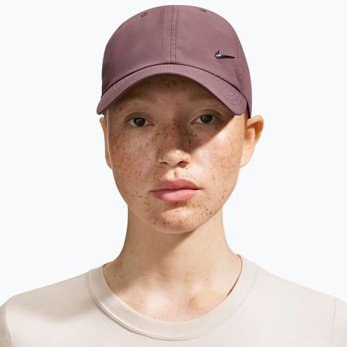 Cappellino con visiera Nike Dri-Fit Club Unstructured Metal Swoosh tattoo/metallic silver