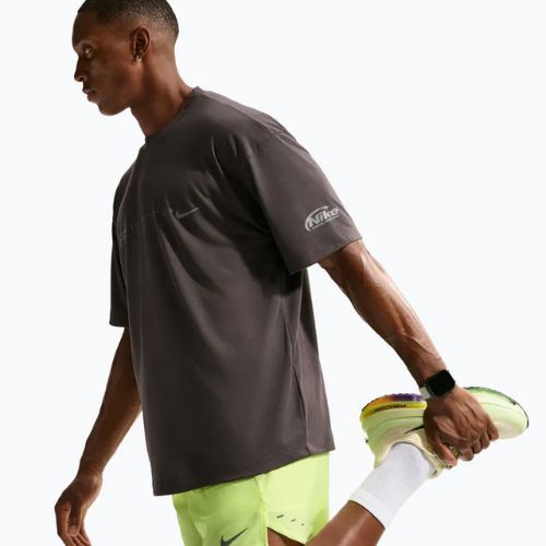 Pantaloncini da corsa da uomo Nike Stride Dri-Fit 2in1 7" volt ice