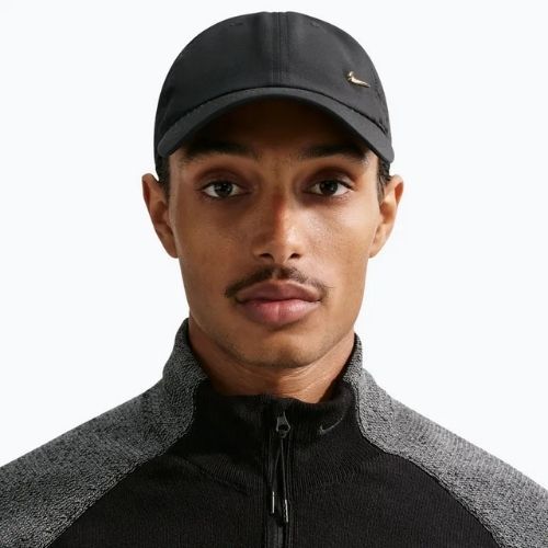 Cappellino con visiera Nike Dri-Fit Club Unstructured Metal Swoosh 2026 black/metallic gold