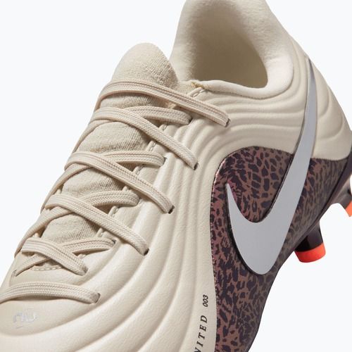 Scarpe da calcio per bambini Nike United Jr. Tiempo Maestro Academy MG fossil/burgundy crush/metallic silver