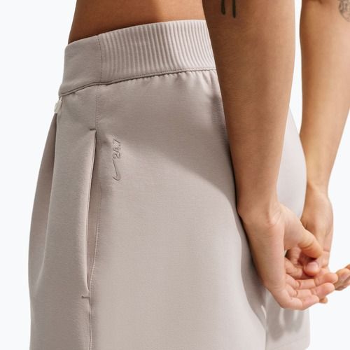 Pantaloncini da allenamento da donna Nike 24.7 ImpossiblySoft cream Ii/cream Ii/college grey