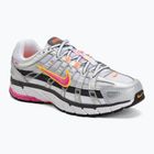 Scarpe da donna Nike P-6000 white/metallic platinum/laser fuchsia