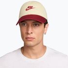 Cappellino con visiera Nike Club Unstructured Futura Wash light khaki/team crimson/team crimson