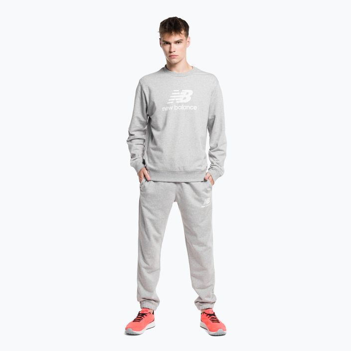 Pantaloni New Balance Essentials Stacked Logo French da uomo di colore grigio sportivo 2