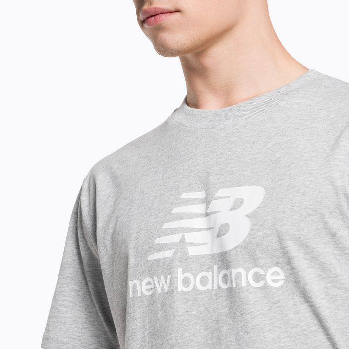 Maglietta New Balance Essentials Stacked Logo grigio atletico da uomo 4