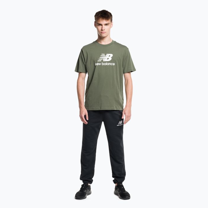 Maglietta New Balance Essentials Stacked Logo verde oliva intenso da uomo 2