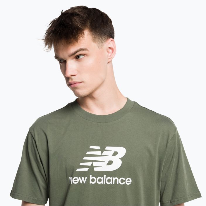Maglietta New Balance Essentials Stacked Logo verde oliva intenso da uomo 4