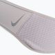 Set fascia da braccio + guanti Nike Essential da donna, lilla argento/grigio particella/argento 8
