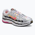 Scarpe da donna Nike P-6000 white/metallic platinum/laser fuchsia