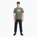 Maglietta New Balance Essentials Stacked Logo verde oliva intenso da uomo 2