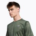 Maglietta da corsa New Balance Printed Impact Run verde oliva intenso da uomo 4