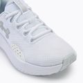 Under Armour Charged Surge 4 scarpe da corsa da donna bianco/grigio resistente/argento metallico 7
