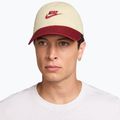 Cappellino con visiera Nike Club Unstructured Futura Wash light khaki/team crimson/team crimson