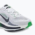 Scarpe da corsa Nike Vomero 18 bianco/verde brillante/blu notte 7