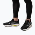 Scarpe da corsa da uomo Mizuno Wave Inspire 21 nero/bianco/giallo brillante 17