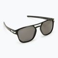 Occhiali da sole Oakley Latch Beta nero opaco/grigio prismatico