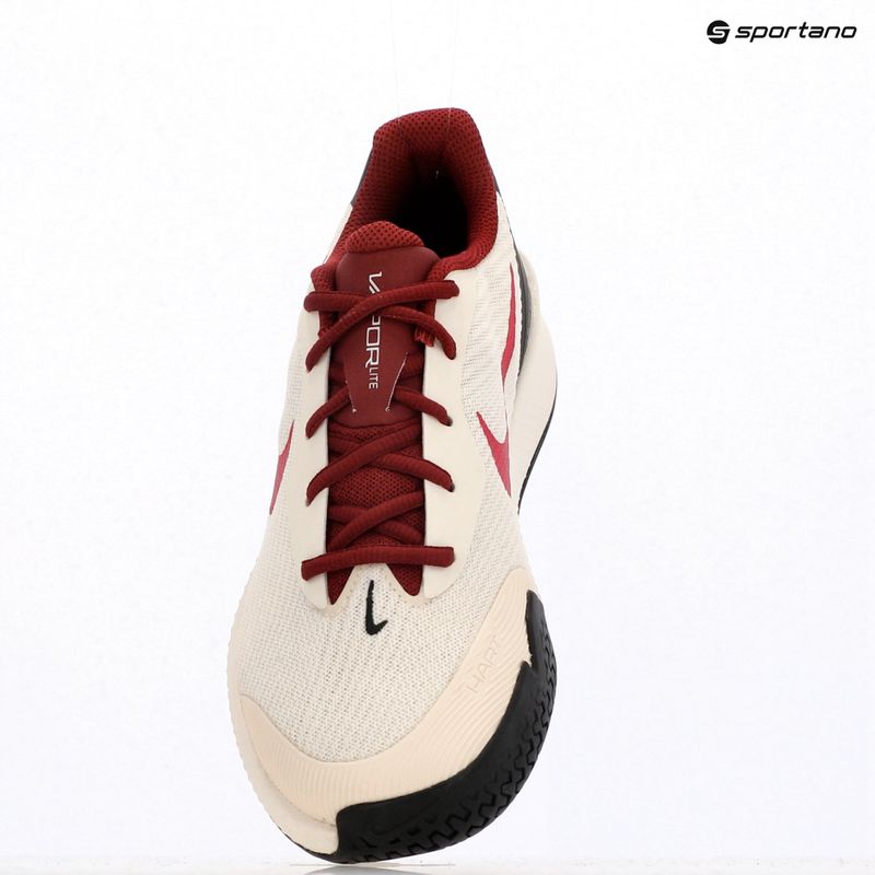 Scarpe da tennis da donna Nike Vapor Lite 3 avorio pallido / rosa acceso / vela / rosso squadra 9
