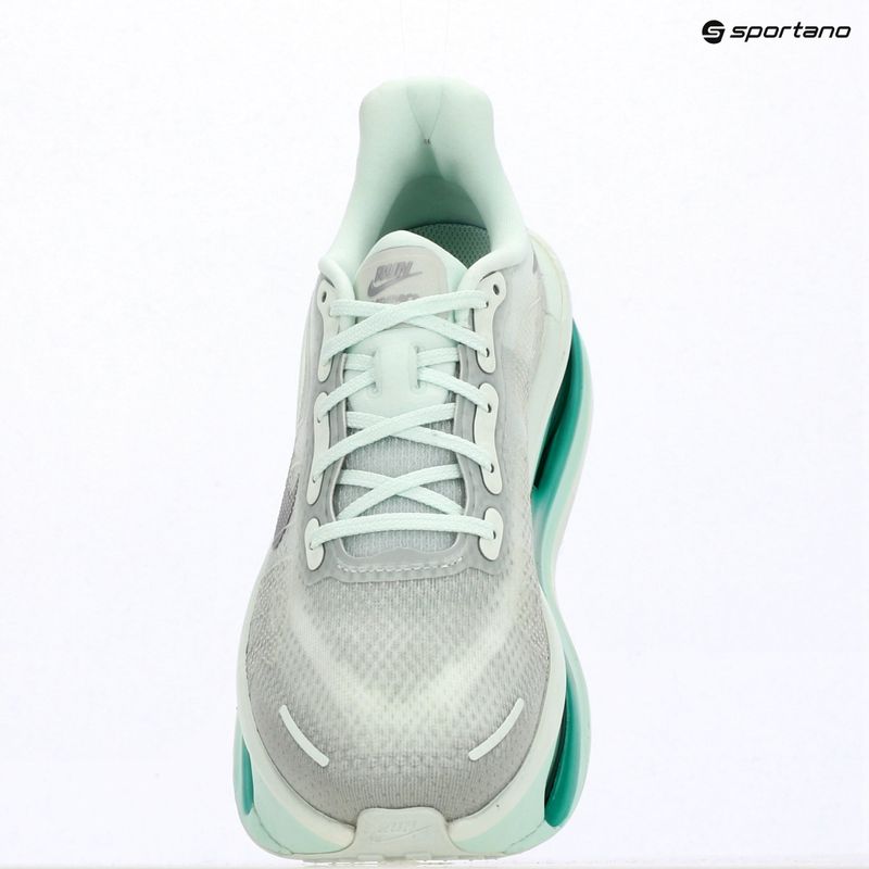 Scarpe da running da donna Nike Vomero Premium barely green/metallic silver 14
