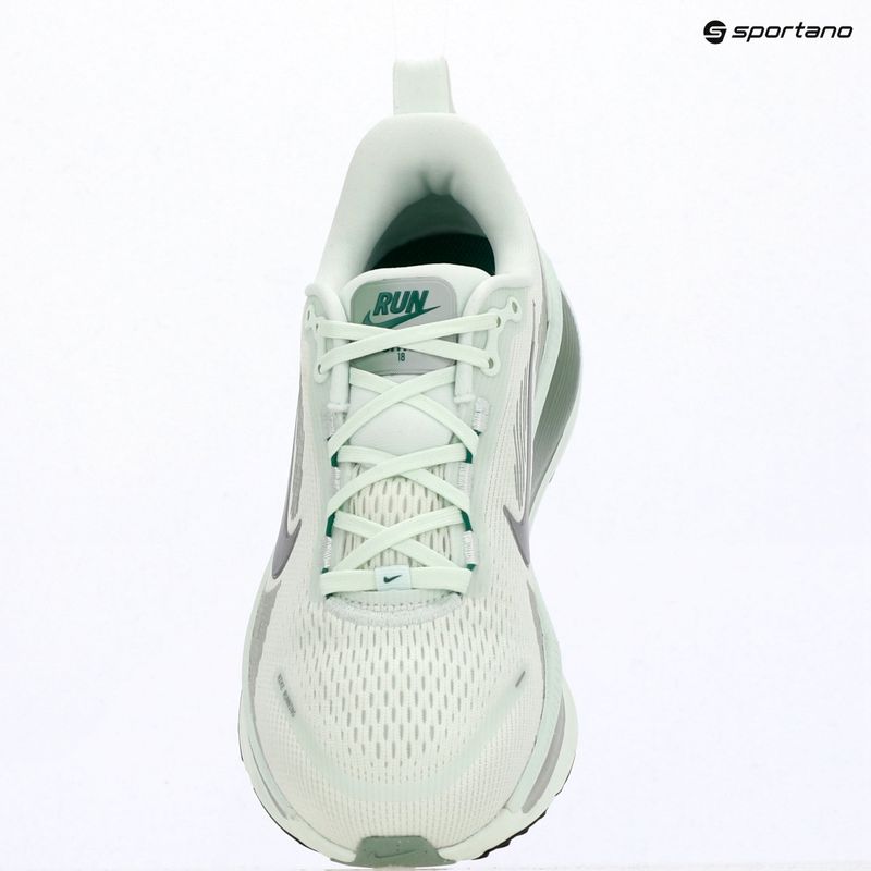 Scarpe da running da donna Nike Vomero 18 barely green/steam/metallic silver 14