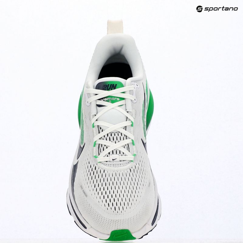 Scarpe da corsa uomo Nike Vomero 18 white/green spark/midnight navy 17