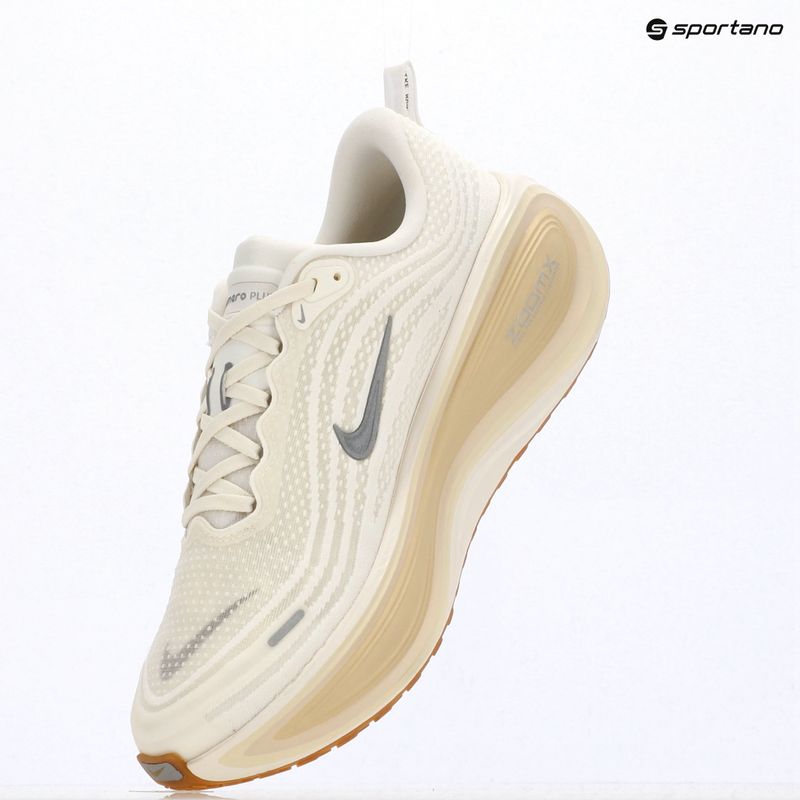 Scarpe da corsa uomo Nike Vomero Plus sail/coconut milk/metallic silver 16