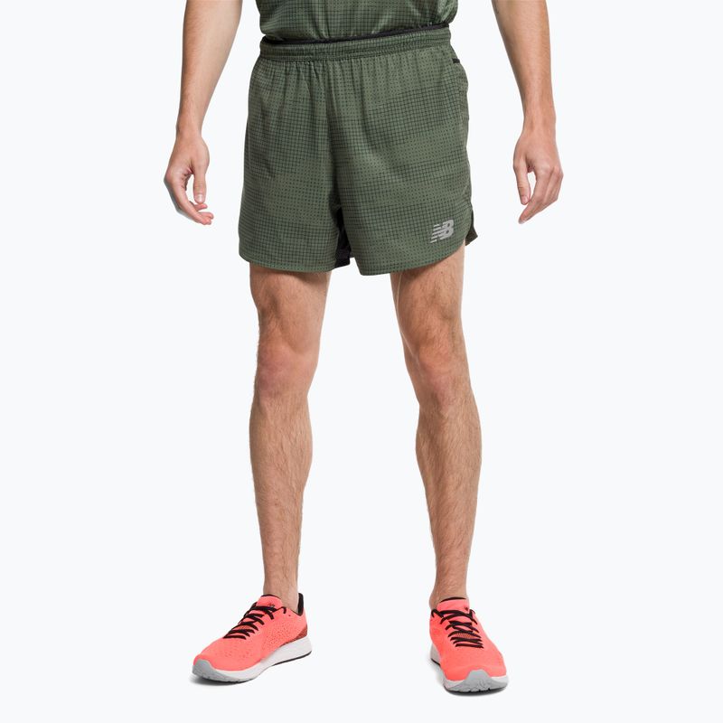 Pantaloncini da corsa New Balance Printed Impact Run 5" verde oliva intenso da uomo
