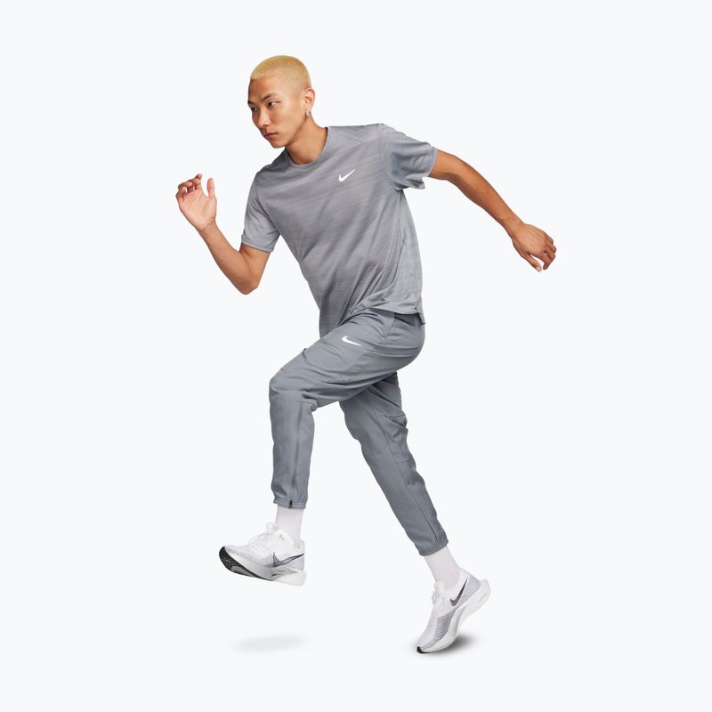 Pantaloni uomo Nike Dri-Fit Challenger Woven smoke grey/black 2