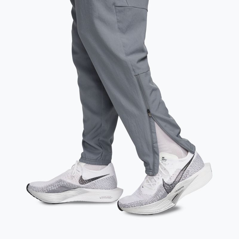 Pantaloni uomo Nike Dri-Fit Challenger Woven smoke grey/black 7