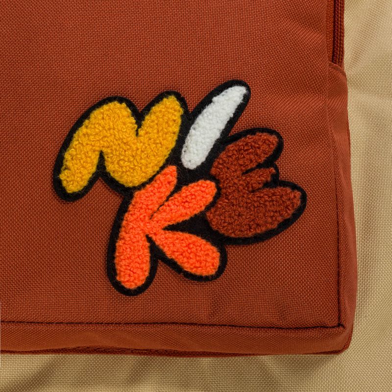 Nike Classic 16 l sesamo/alba bruciata/arancione totale zaino urbano per bambini 6