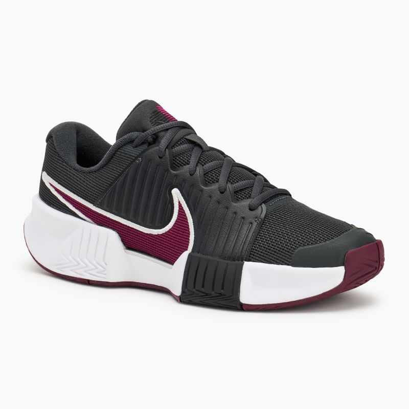 Scarpe da tennis da uomo Nike GP Challenge Pro grigio fumo scuro/nero/ polvere di fotoni/sangria