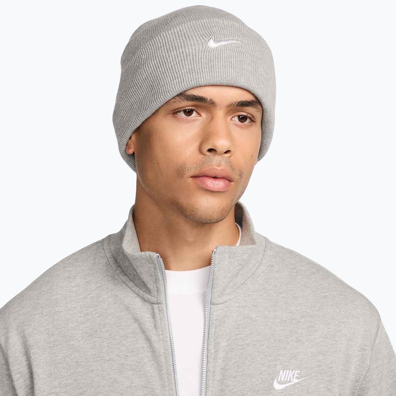 Berretto invernale Nike Peak Swoosh Beanie dark grey heather/white 2