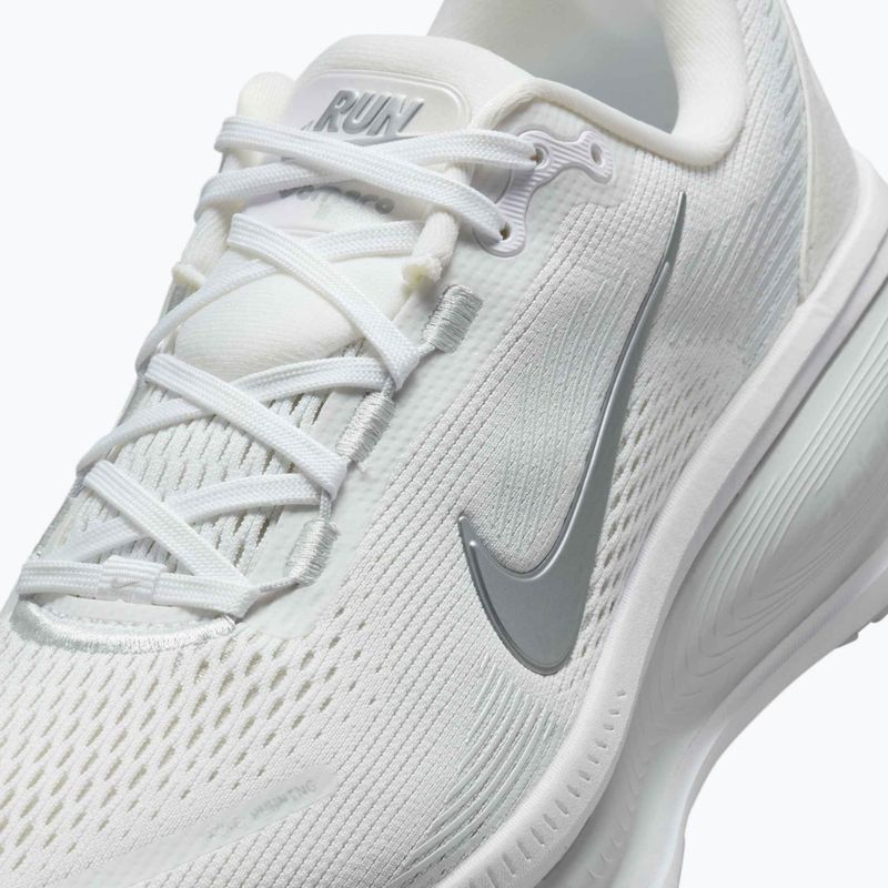 Scarpe da running donna Nike Vomero 18 white/photon dust/metallic silver 11