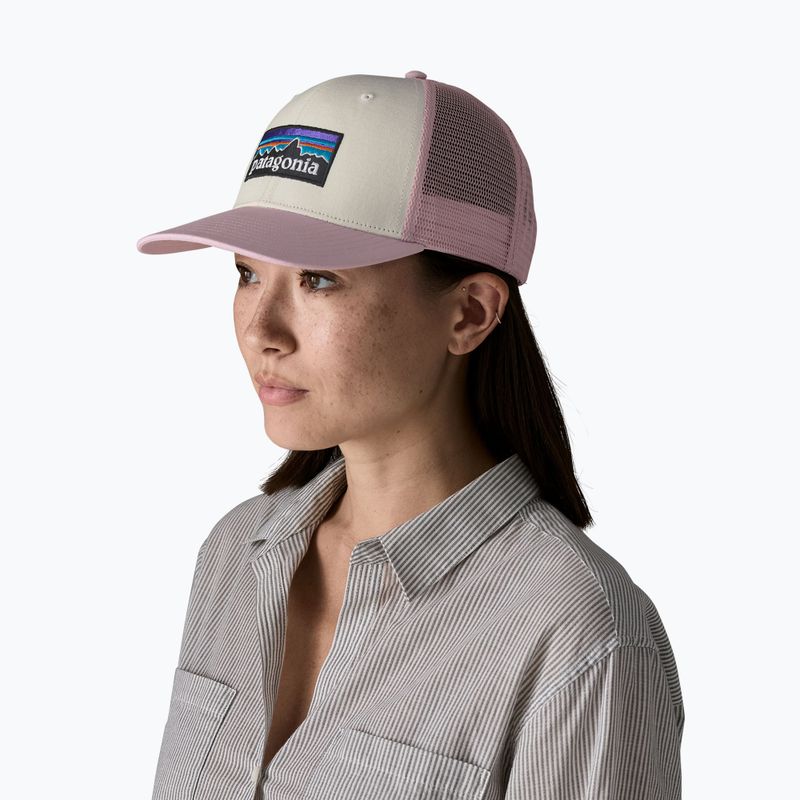 Cappellino con visiera Patagonia P-6 Logo Trucker white w/quiet violet 2