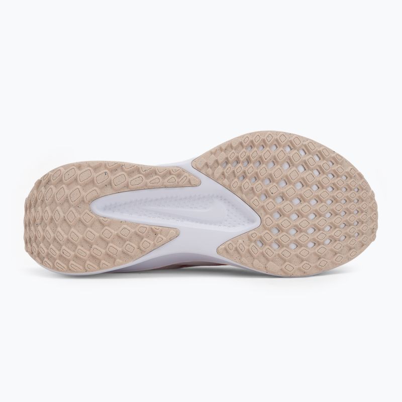 Nike Quest 6 donne scarpe da corsa bianco / bright crimson / lavato coral 4